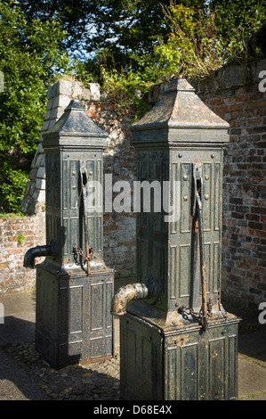 Vecchio stile vittoriano pompe acqua visualizzati in Beaumaris come parte della storia della città Foto Stock