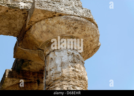 Paestum. Campania. L'Italia. Vista di una colonna in stile dorico capitale del Tempio di Atena (di Ceres) situato nella città antica. Foto Stock