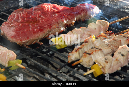 Spiedini di carne e filetto di manzo al barbecue nel giardino Foto Stock