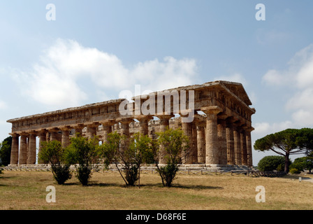 Paestum. Campania. L'Italia. Vista di fronte e di lato sud del tempio di Poseidone (di Nettuno). Dating da 474 e 450 BC Foto Stock