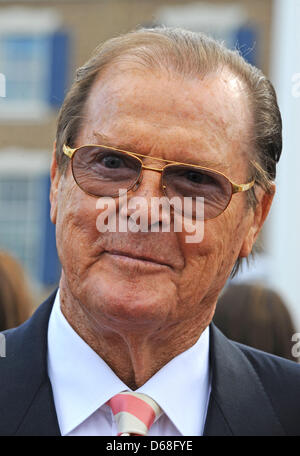 Attore britannico Sir Roger Moore pone per i fotografi di fronte al nuovo hotel "Bell Rock' al parco a tema l'Europa Park di Rust, Germania, 12 luglio 2012. Foto: Patrick Seeger Foto Stock