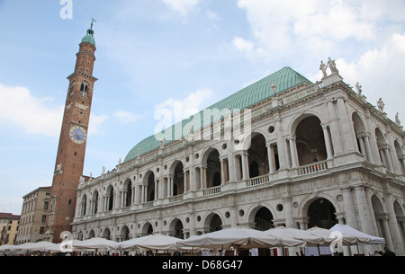 Maestoso edificio storico in marmo e mattoni con alta torre nell'antica città di Vicenza in Italia Foto Stock