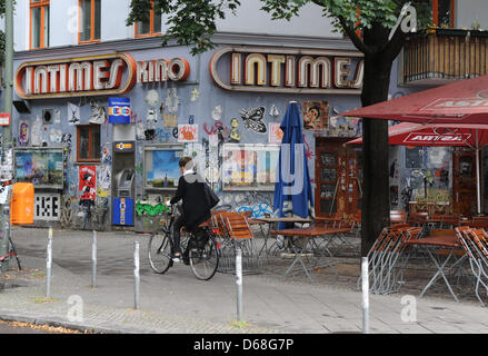 Intimes cinema è raffigurata sul cornerer di Niederbarnimstrasse e Boxhagener Strasse in Simon-Dach quartiere a Berlino-friedrichshain, Germania, 12 luglio 2012. Foto. Jens Kalaene Foto Stock