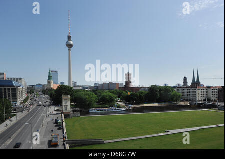 Schlossplatz su Karl-Liebknecht-Strasse con la Chiesa di Santa Maria (L-R), la torre della televisione, il Municipio e il quartiere Nikolai è visto dalla casella di Humboldt nel centro storico di Berlino, Germania, 02 luglio 2012. Foto: Jens Kalaene Foto Stock