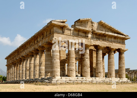 Paestum. Campania. L'Italia. Vista del lato posteriore e il lato nord del tempio di Poseidone (di Nettuno). Foto Stock