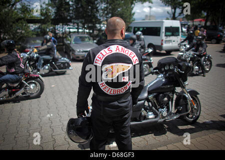 Un membro del moto club Hells Angels partecipa ad un'azione di protesta in Francoforte sul Meno, Germania, 14 luglio 2012. Circa 300 membri del moto club ha avviato un per il giro della Papamobile attraverso la città di Francoforte per protestare contro il divieto di moto club. Foto: FREDRIK VON ERICHSEN Foto Stock