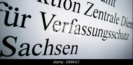 (Dpa-file) - Un file immagine datata 02 gennaio 2012 mostra un segno che indica l'Ufficio Neulaender Strasse 60, abbracciando la carica dello stato delle indagini penali, la polizia di stato la sede principale, l'ufficio statale per la protezione della costituzione e dello stato ufficio per i servizi IT è raffigurato a Dresda, in Germania. Foto: Arno Burgi Foto Stock