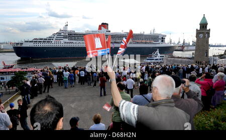 (Dpa-file) - Un file immagine datata 13 agosto 2011 mostra la nave di crociera "Queen Mary 2' in arrivo al porto di Amburgo, Germania. Il 15 luglio 2012, la Queen Elizabeth 2 e Queen Mary 2 navi da crociera arriverà ad Amburgo. Foto: Wolfgang Zabel Foto Stock