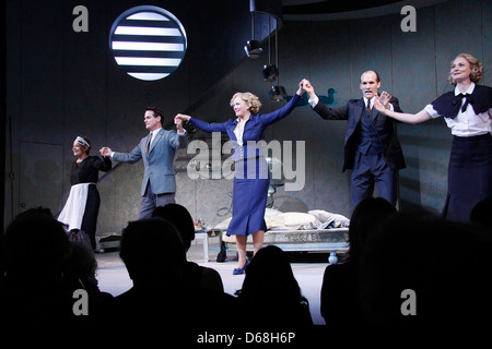 Caroline Lena Olsson Paolo lordi di Kim Cattrall Simon Paisley giorno e Anna Madeley Broadway apertura notturna di " vita privata' a Foto Stock