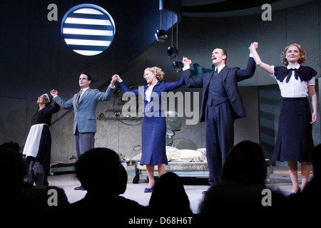 Caroline Lena Olsson Paolo lordi di Kim Cattrall Simon Paisley giorno e Anna Madeley Broadway apertura notturna di " vita privata' a Foto Stock
