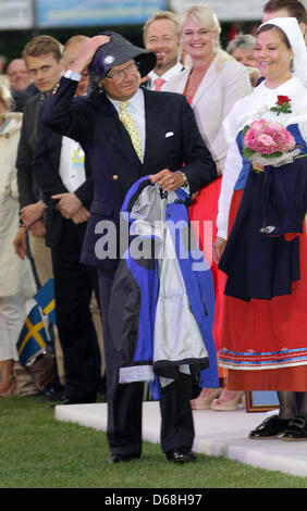 In Svezia il Crown Princess Victoria con King Carl XVI. Gustaf durante la serata di festeggiamenti di Crown Princess Victoria's 35th compleanno il 14 luglio 2012, nella città di Borgholm, sull'isola di Oland, dove artisti eseguita e Victoria consegnato la vittoria annuale della borsa di studio. Foto: Albert Nieboer / Paesi Bassi fuori Foto Stock