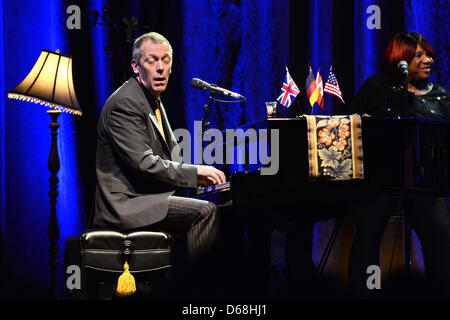 British musicista e attore Hugh Laurie di 'Dr. Casa' fama suona dal vivo al Tempodrom di Berlino, Germania, 14 luglio 2012. Signor Laurie è in tour presentando il suo album 'parlare'. Foto: Matthias esitano di fronte Foto Stock