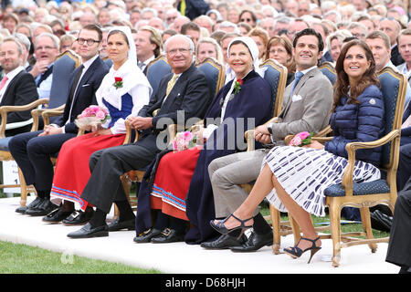 In Svezia il re Carl Gustaf, Regina Silvia, Crownprincess Victoria, Prince Daniel, il Principe Carl Philip e Princess Madeleine durante la serata di festeggiamenti di Crown Princess Victoria's 35th compleanno il 14 luglio 2012, nella città di Borgholm, sull'isola di Oland, dove artisti eseguita e Victoria consegnato la vittoria annuale della borsa di studio. Foto: Patrick van Katwijk / Olanda Foto Stock