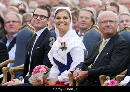 In Svezia il re Carl Gustaf, Crown Princess Victoria, Prince Daniel durante la serata di festeggiamenti di Crown Princess Victoria's 35th compleanno il 14 luglio 2012, nella città di Borgholm, sull'isola di Oland, dove artisti eseguita e Victoria consegnato la vittoria annuale della borsa di studio. Foto: Patrick van Katwijk / Paesi Bassi fuori Foto Stock