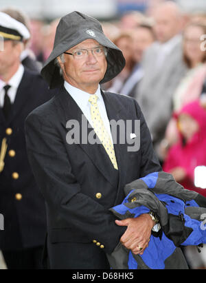 In Svezia il re Carl Gustaf durante la serata di festeggiamenti di Crown Princess Victoria's 35th compleanno il 14 luglio 2012, nella città di Borgholm, sull'isola di Oland, dove artisti eseguita e Victoria consegnato la vittoria annuale della borsa di studio. Foto: Patrick van Katwijk / Paesi Bassi fuori Foto Stock