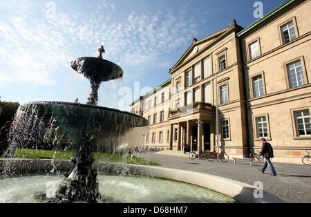 (File) - Un file di dpa foto datata 10 ottobre 2006 mostra un passerby oltrepassando una fontana presso l'Università di Tubinga, Germania. Dal 2012, l'università riceve 60 milioni di euro per il suo concetto per il futuro". Essa è parte della Germania " elite università" dopo aver vinto nella rispettiva concorrenza. Foto: Bernd Weissbrod Foto Stock