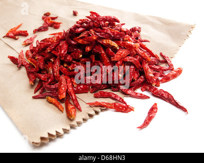 Cumulo di essiccato chill peppers sul sacchetto di carta. Foto Stock