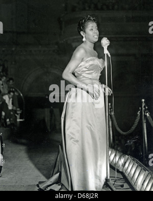 SARAH VAUGHAN (1924-1990) US cantante jazz circa 1955 Foto Stock