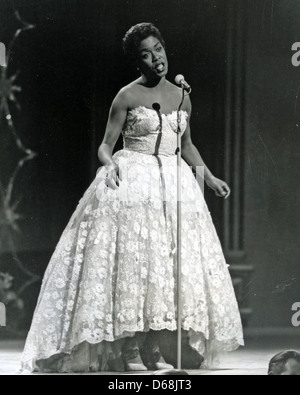 SARAH VAUGHAN (1924-1990) US cantante jazz al London Palladium in aprile 1958 Foto Stock