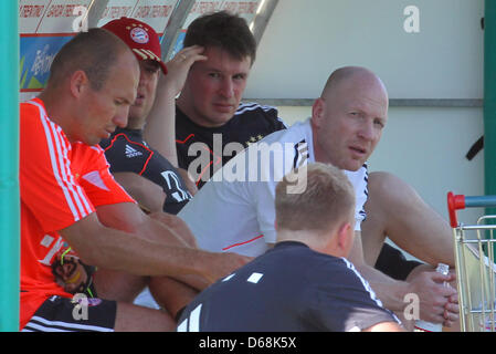 FC Bayern Monaco di Baviera sport direttore Matthias Sammer (R) si siede accanto a Arjen Robben (L) durante una sessione di formazione presso la Bundesliga club di training camp in Arco, Italia, 17 luglio 2012. Fino al 20 luglio 2012, monaco giocatori si preparano ad Arco per il 2012-13 Bundesliga stagione. Foto: KARL-JOSEF HILDENBRAND Foto Stock