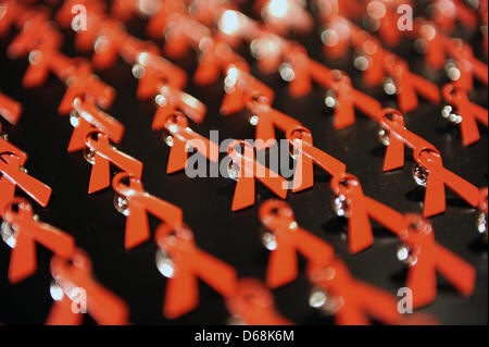 (FILE - Illustrazione) un archivio illustrazione datata 06 novembre 2010 mostra AIDS pin ribbon seduto su un tavolo a Berlino, Germania. Per la prima volta, la somministrazione di un farmaco è stato approvato per evitare contro l infezione da HIV. Foto: Jens Kalaene Foto Stock