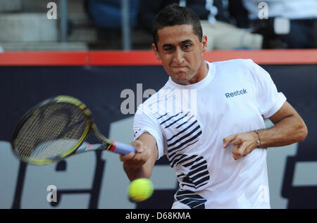 Nicolas ALMAGRO dalla Spagna colpisce la palla durante una partita a tennis contro Kamke dalla Germania in ATP World Tour 500 torneo a Rothenbaum di Amburgo, Germania, 17 luglio 2012. Foto: Angelika Warmuth Foto Stock