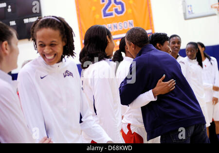 Regno Stats Presidente Barack Obama saluta la Olypmics-bound donne degli Stati Uniti nazionale della squadra di basket dopo la loro vittoria sul Brasile, al Verizon Center di Washington, DC, Stati Uniti d'America, 16 luglio 2012. Foto: Leslie E. Kossoff / Pool via CNP Foto Stock