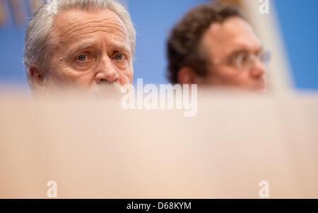 Il Ministro tedesco degli Interni Hans-Peter Friedrich (CSU, R) e Presidente dell Ufficio per la protezione della costituzione Heinz Fromm presente la relazione del 2001 sulla protezione della costituzione a Berlino, Germania, 18 luglio 2012. Foto: KAY NIETFELD Foto Stock