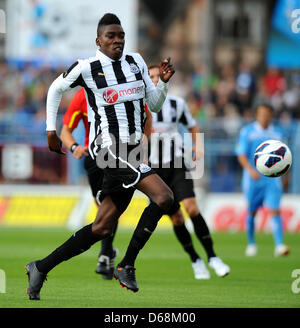 Newcastle Shola Ameobi gioca la palla durante un test match tra Chemnitzer FC e Newcastle United nello stadio di Gellerstrasse a Chemnitz, Germania, 13 luglio 2012. Foto: Thomas Eisenhuth Foto Stock