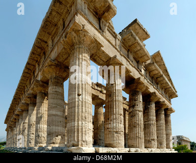 Paestum. Campania. L'Italia. Angolo di vista posteriore e del lato nord del tempio di Poseidone (di Nettuno). Dating da 474 e 450 Foto Stock