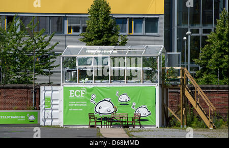 Un contenitore dell'impresa efficiente coltivazione della città è visibile nei locali di un ex malthouse a Berlino, Germania, 17 luglio 2012. La ECF fattoria di contenitore è costituito da un serbatoio di pesce e una casa verde e comprende pertanto una chiusa e recource-salvataggio aquaponic-circuito dell'acqua. Foto: Soeren Stache Foto Stock