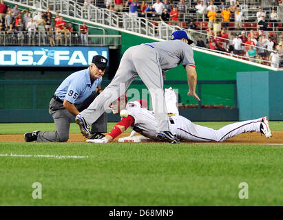 Contro i cittadini di Washington centerfielder Bryce Harper (34) scorre in terza base sotto New York Mets terzo baseman David Wright (5) nel decimo inning ai cittadini Park a Washington D.C. il Martedì, luglio 17, 2012. Terza base arbitro Tim Timmons (95) effettua la chiamata. I cittadini hanno vinto in 10 inning 5 - 4..Credit: Ron Sachs / CNP.(restrizione: NO New York o New Jersey Newspap Foto Stock