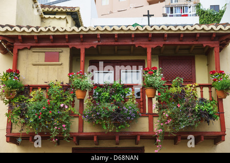 La Palma Isole Canarie - Santa Cruz. In legno tradizionali finestre balcone sul Paseo Maritim sea front boulevard. Foto Stock