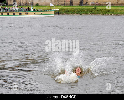 Donna leader del primo underwater-opera, Claudia Herr, dà un anteprima di Premiere sul 10 agosto 2012 nella parte anteriore del battello a vapore "tadt Wehlen' di Dresda, in Germania, il 19 luglio 2012. Dieci anni dopo il diluvio del secolo artisti desidera commemorare la catastrofe con l'opera "Aquaria" che verrà eseguito e accanto al fiume Elba. Foto: Matthias Hiekel Foto Stock