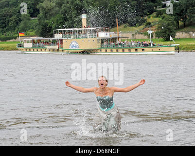 Donna leader del primo underwater-opera, Claudia Herr, dà un anteprima di Premiere sul 10 agosto 2012 nella parte anteriore del battello a vapore "tadt Wehlen' di Dresda, in Germania, il 19 luglio 2012. Dieci anni dopo il diluvio del secolo artisti desidera commemorare la catastrofe con l'opera "Aquaria" che verrà eseguito e accanto al fiume Elba. Foto: Matthias Hiekel Foto Stock