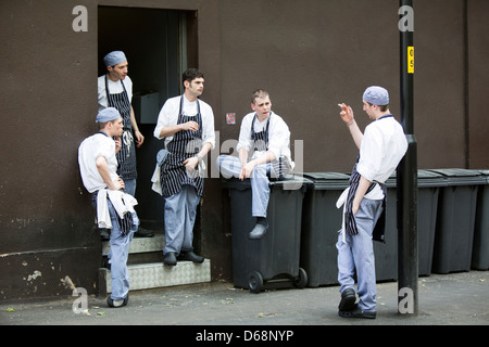 Manchester REGNO UNITO Bar & Grill chef personale della cucina prendere una pausa di fumare all'esterno del ristorante Foto Stock