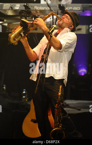 Il sassofonista Todd Cooper esegue sul palco durante il Alan Parsons Live Project tour 2012 al Circus Krone di Monaco di Baviera, Germania, il 19 luglio 2012. Foto: Revierfoto Foto Stock