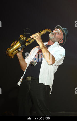 Il sassofonista Todd Cooper esegue sul palco durante il Alan Parsons Live Project tour 2012 al Circus Krone di Monaco di Baviera, Germania, il 19 luglio 2012. Foto: Revierfoto Foto Stock