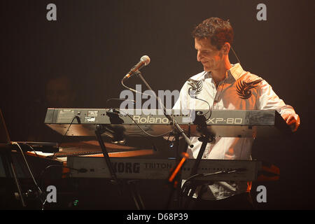 Tastierista Tom Brooks esegue sul palco durante il Alan Parsons Live Project tour 2012 al Circus Krone di Monaco di Baviera, Germania, il 19 luglio 2012. Foto: Revierfoto Foto Stock