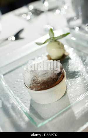 Cioccolato dessert alci in un bianco ramekin con gelato alla vaniglia convogliatore Foto Stock