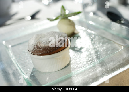 Cioccolato dessert alci in un bianco ramekin con gelato alla vaniglia convogliatore Foto Stock