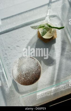 Cioccolato dessert alci in un bianco ramekin con gelato alla vaniglia convogliatore Foto Stock