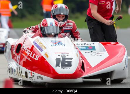 Ben e Thomas Birchall (GB) prendere il via dalla pit dopo una sostituzione di un pneumatico durante il primo tempo alla formazione del Sidecar nel Campionato del Mondo a Schleizer Dreieck a Schleiz, Germania, 20 luglio 2012. Gli ex campioni del mondo sono attualmente al terzo posto e sperano in oro durante la gara di domenica. Foto: Michael Reichel Foto Stock