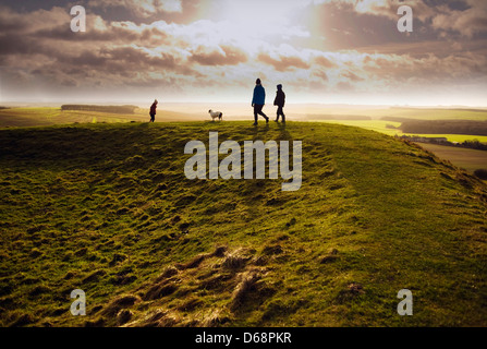A piedi la banca di un età del Bronzo hill fort a Uffington, Oxfordshire, Regno Unito il giorno di Capodanno 2013 Foto Stock
