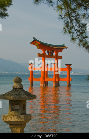 Torii di Sacrario di Itsukushima-jinja, Miyajima, Hatsukaichi, Hiroshima, Giappone Foto Stock