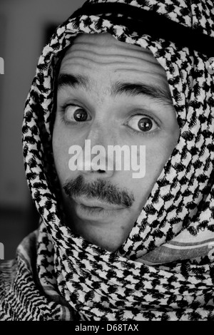 Ritratto di un giovane uomo arabo indossando un modello kaffiyeh Release disponibile Foto Stock