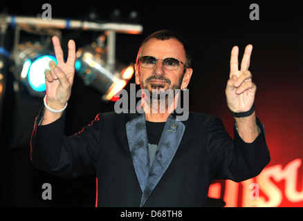 Ringo Starr svela il suo progettato unicamente replica 'ktted gun' statua di esortare gli altri musicisti ad unirsi al n violenza Foto Stock