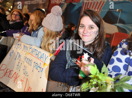 Atmosfera il Twilight Saga: Rottura dell'alba parte UK film Premiere detenute presso il Westfield StratfordArrivals. London Inghilterra England Foto Stock