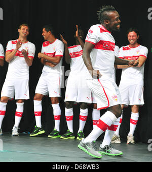 Stuttgart, Arthur Boka danze davanti al suo compagno di squadra su un astage a Mercedes Benz Arena di Stoccarda, Germania, 22 luglio 2012. Bundesliga club di calcio VfB Stoccarda hanno presentato i loro team per la stagione 2012-2013 per le ventole. Foto: JAN-PHILIPP STROBEL Foto Stock