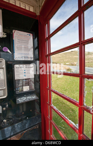 Interno di una remota soggetto ad atti vandalici K6 telefono rosso chiosco vicino Tregarron, Powys, il Galles Centrale Foto Stock